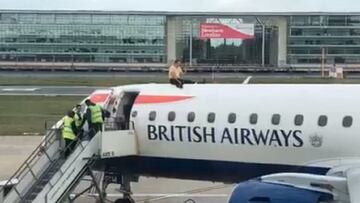James Brown, activista de Extinction Rebellion y ex atleta paralímpico, encadenado a la parte superior de un avión de la compañía British Airways en octubre de 2019.
