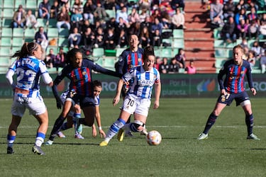 Nerea Eizagirre, de la Real Sociedad Femenina, pasa entre varias jugadoras del FC Barcelona, incluyendo a Keira.

