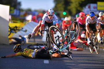 Grave caída del neerlandés Fabio Jakobsen (Deceuninck) al ser cerrado por su compatriota Groenewegen (Jumbo) que provocó una montonera en la línea de meta.