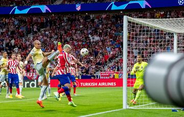 La peina Witsel en el área y Griezmann remata en el segundo palo de cabeza para darle la victoria al Atlético de Madrid.