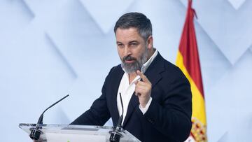 El líder de Vox, Santiago Abascal, durante una rueda de prensa posterior al Comité de Acción Política del partido, en la sede de VOX, a 8 de julio de 2024, en Madrid (España).  El líder de VOX ha avisado que desde su formación considerarán "rotos" todos los pactos autonómicos con el PP si desde los gobiernos autonómicos en los que participan no utilizan "todos los medios políticos y legales" para evitar la distribución de menores migrantes. Abascal ha vinculado a los menores migrantes con el aumento de la delincuencia y ha subrayado que, si el PP y sus gobiernos autonómicos aceptan el reparto de estos menores, Vox romperá los pactos y abandonará esos ejecutivos.
08 JULIO 2024;VOX;ABASCAL;PP;PACTOS;MIGRANTES
Eduardo Parra / Europa Press
08/07/2024