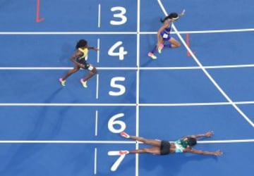 Shaunae Miller sorprendió a todos al lanzarse sobre la línea de meta en la final de la prueba de los 400m femeninos. Consiguió el oro por delante de la gran favorita Allyson Felix.