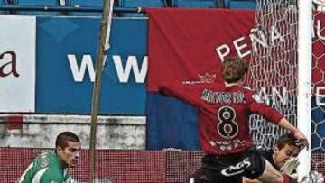 <b>SOBERBIO. </b>Casto detiene este remate a bocajarro de Héctor Font. El sustituto de Ricardo hizo un partido espectacular.