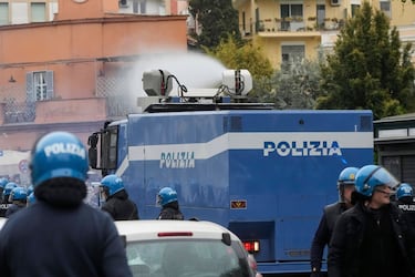 El Derbi della Capitale vuelve a generar violencia en los alrededores del Olímpico. La policía dispersó con gases lacrimógenos y cañones de agua a los ultras de Lazio y Roma en la zona de Ponte Milvio.