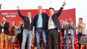 (I-D) El secretario general del PSOE de Extremadura, Miguel Ángel Gallardo, el secretario general del PSOE y presidente del Gobierno, Pedro Sánchez, y el exsecretario general del PSOE de Extremadura y expresidente de la Junta de Extremadura, Guillermo Fernández Vara, durante la inauguración del 14º Congreso Regional del PSOE de Extremadura, en el Instituto Ferial de Mérida (IFEME), a 23 de marzo de 2024, en Mérida, Badajoz, Extremadura (España). Durante el Congreso, se ha proclamado a Miguel Ángel Gallardo como secretario general, que toma el relevo de Guillermo Fernández Vara al frente del PSOE de Extremadura tras imponerse en las primarias que tuvieron lugar el pasado 2 de marzo.
23 MARZO 2024;CONGRESO;PSOE;EXTREMADURA;SECRETARIO;GENERAL;PRIMARIAS
Carlos Ramos / Europa Press
23/03/2024