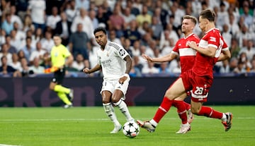 1-0. Carrera por la banda derecha de Rodrygo, se adentra en el área y asiste para el astro francés que marca a placer su primer tanto en Champions con el conjunto blanco.