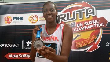 Nogaye Lo posa con la medalla de plata conseguida en el 3x3 de los Juegos Mediterráneos.