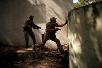 Varios jugadores durante un partido de airsoft en Coin, cerca de Málaga.