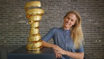 La modelo israel&iacute; Bar Refaeli posa con el trofeo de campe&oacute;n del Giro de Italia.