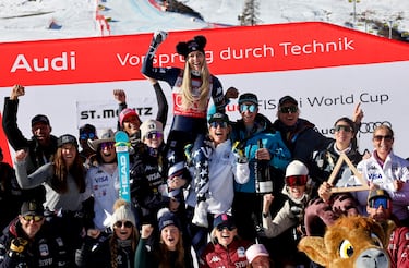 Lindsey Vonn celebra en el podio con su equipo después de terminar en segundo lugar en el descenso femenino.