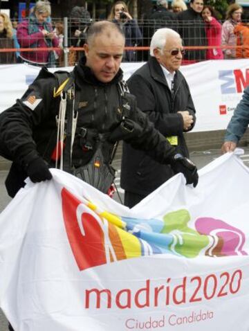 Un paracaidista de la Bripac descendió portando una bandera alusiva a la candidatura olímpica de Madrid 2020.