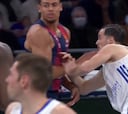 Tensión en el Baskonia-Madrid: codazo, golpe en el cuello, jugador al suelo...