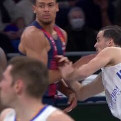 Tensión en el Baskonia-Madrid: codazo, golpe en el cuello, jugador al suelo...