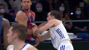 Tensi車n en el Baskonia-Madrid: codazo, golpe en el cuello, jugador al suelo...