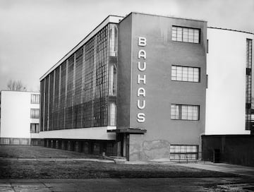 El 1 de abril se traslada la Escuela de la Bauhaus de Weimar a Dessau (Alemania). Este a?o la influyente escuela de dise?o, arte y arquitectura fundada por Walter Gropius en Weimar en 1919, tuvo que trasladarse a Dessau debido a la creciente presi¨®n pol¨ªtica ejercida por el gobierno conservador de la regi¨®n de Turingia. Las autoridades, opuestas a su enfoque progresista y modernista, retiraron el apoyo financiero, obligando a la escuela a buscar una nueva sede.
El traslado a Dessau marc¨® una etapa clave en la evoluci¨®n de la Bauhaus. All¨ª, Gropius dise?¨® un nuevo edificio que reflejaba los principios del movimiento, con espacios abiertos, estructuras funcionales y un enfoque innovador en la ense?anza. Durante esta fase, la escuela alcanz¨® su mayor auge, promoviendo la integraci¨®n entre arte, tecnolog¨ªa e industria, y consolidando su impacto en la arquitectura y el dise?o moderno.