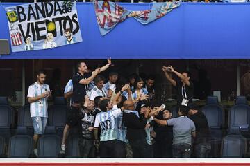 Maradona la grada del estadio San Petersburgo.