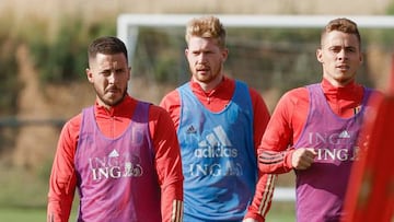 Hazard, con De Bruyne y su hermano Thorgan.