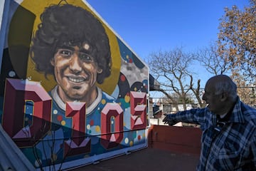 Visitamos la casa en la que vivió el astro argentino durante su etapa como futbolista del Argentinos Juniors (1978-1980) en el barrio de La Paternal en Buenos Aires. La vivienda se ha convertido en un curioso museo. En la foto, Alberto Pérez, director del Argentinos Juniors y dueño de la casa-museo.  