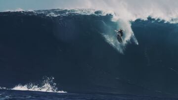Aaron Gold cayendo del labio de una ola gigante en Mavericks (California, Estados Unidos) con su tabla de surf. 