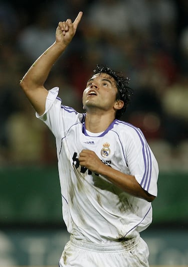 Defendió los colores del Real Madrid entre 2007 y 2009. Jugó 31 partidos y marcó 5 goles. Consiguió una Liga española. 