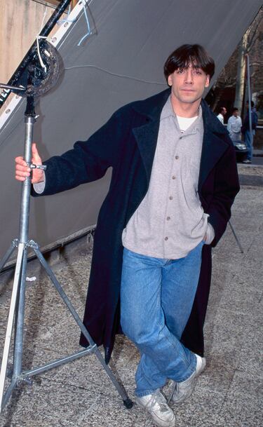 Año de la foto: 1995. 
Procedente de la familia artística de los Bardem, de niño tuvo breves apariciones en películas. Alcanzó la fama tras participar en Las edades de Lulú (1990) y Jamón, Jamón (1992), ambas dirigidas por Bigas Luna.
Continuó cosechando éxitos en el cine español como Los lunes al sol y Mar adentro, antes de probar suerte en Hollywood. En Estados Unidos ganó un Oscar por su pael de villano en No es país para viejos.  Ha interpretado el papel de villano en las sagas de James Bond y Piratas del Caribe.