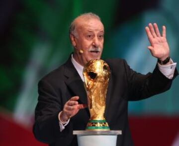 El entrenador de la selección española de fútbol, Vicente del Bosque, entrega la Copa del Mundo hoy, durante el sorteo del Mundial de Fútbol Brasil 2014 en Costa do Sauipe, Bahia (Brasil).