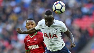 Dávinson Sánchez en el juego entre Tottenham Hotspur y Swansea por la Premier League en Wembley