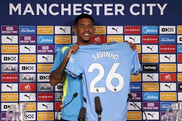 Savinho posando con la camiseta del Manchester City.