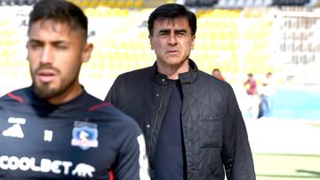 El entrenador de Colo Colo, Gustavo Quinteros, dirige a sus jugadores durante el partido de Primera División contra Coquimbo Unido.