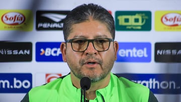 BOL01 LA PAZ (BOLIVIA), 01/09/2025.- El seleccionador de Bolivia, Óscar Villegas, habla durante una rueda de prensa este lunes, en La Paz (Bolivia). Villegas afirmó que junto a sus dirigidos quieren "ansiosamente" clasificar al Mundial de 2026, aunque también reconoció que "todo puede pasar" en las dos últimas fechas de las eliminatorias suramericanas, en las que la Verde se medirá con Colombia y Brasil. EFE/ Gabriel Márquez