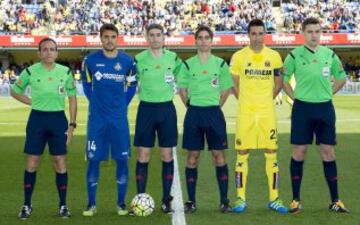 El árbitro Undiano Mallenco  acompañado por sus asistentes  Roberto Díaz Pérez, Jesús Zancada el cuarto árbitro Julio Fermín Leo y los capitanes Pedro León y Bruno Soriano