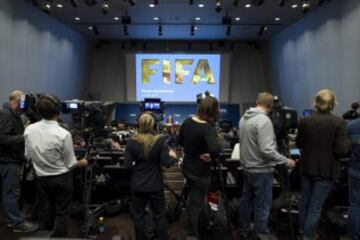 El director de Comunicaciones de la FIFA, Walter De Gregorio (al fondo), comparece en rueda de prensa en la sede de la FIFA en Zúrich (Suiza) hoy, 27 de mayo.