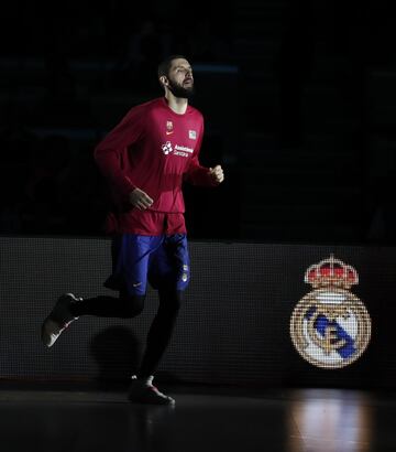 El jugador del Barcelona, Mirotic, entrando a la cancha. 