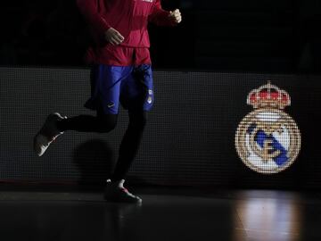 El jugador del Barcelona, Mirotic, entrando a la cancha. 