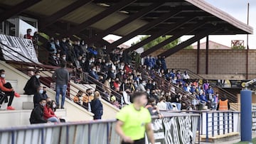 Espectadores en un encuentro de f&uacute;tbol no profesional en Madrid.