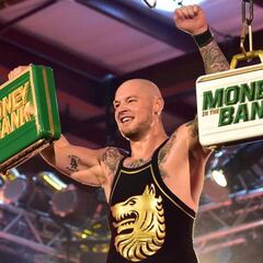 Corbin fantasea con el maletín