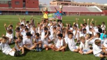 <b>UN PROYECTO SOCIAL Y FORMATIVO. </b>Los niños saludan en el campus inaugurado en Fuerteventura.