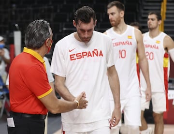 Sergio Scariolo saluda a Rudy Fernández tras la derrota de la selección.