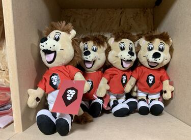 La mascota del Salford es un león, siempre presente.