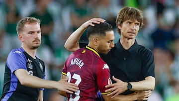 SEVILLA, 24/04/2025.- El entrenador del Valladolid, Álvaro Rubio (d), y el centrocampista Anuar Tuhami (c) al término del partido de LaLiga de fútbol que Real Betis y Real Valladolid han disputado este jueves en el estadio Benito Villamarín, en Sevilla. EFE/Julio Muñoz