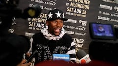 Floyd Mayweather atiende a la prensa antes de su cara a cara con Conor McGregor en Nueva York.