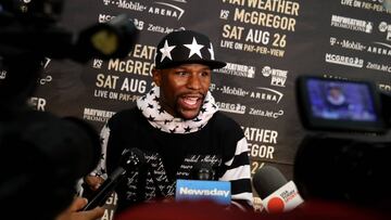 Floyd Mayweather atiende a la prensa antes de su cara a cara con Conor McGregor en Nueva York.