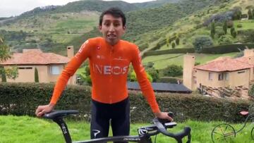 Egan Bernal, junto a su bicicleta del equipo Ineos.