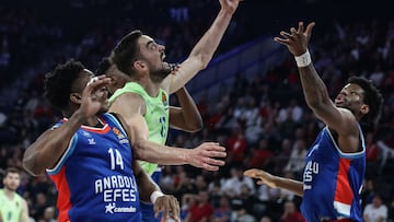 Istanbul (Turkey), 29/10/2024.- Dan Oturu (R) and Stanley Johnson (L) of Anadolu Efes in action against Tomas Satoransky (C) of Barcelona during the EuroLeague Basketball match between Anadolu Efes vs Barcelona in Istanbul, Turkey, 29 October 2024. (Baloncesto, Euroliga, Turquía, Estanbul) EFE/EPA/ERDEM SAHIN