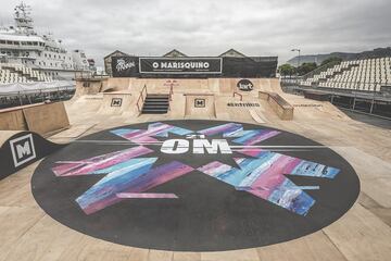 La disciplina que abrió O Marisquiño 2021. Lo hizo con la pintura de los parks de skate y BMX, así como tres murales en la entrada de cada uno de los tres espacios burbuja del festival. Fueron elaborados por los artistas gallegos Yoe33 y Seek, además del madrileño Nem. Todos ellos se basaron en la imagen de OM 21 y en un poema de Yolanda Castaño que dice así: "Escritoras e calamares: susténtanse na pluma, teñen moitos brazos, saben empregar a tinta con talento” / “Escritoras y calamar: se sustentan en la pluma, tienen muchos brazos, saben emplear la tinta con talento”.