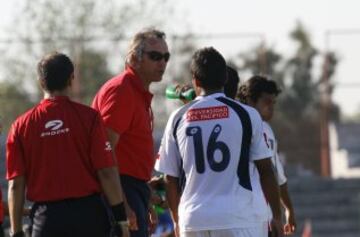 Partió colaborando con Mirko Jozic en Colo Colo, en los años 90. Luego asumió en Magallanes, Palestino y Santiago Wanderers. También ha dirigido en Paraguay y Argentina.