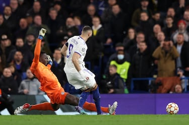 El 1-3 al Chelsea del pasado miércoles fue el último ejemplo de que Benzema ve algo que el resto no. Atisbó dudas en Mendy y en la posición de Rudiger y acudió a presionar. El portero controló mal, el central quiso despejar con la pierna incorrecta y Karim, el más listo, les robó la cartera. 