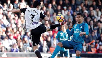 GRAF8614. VALENCIA (ESPA&Ntilde;A), 27/01/2018.- El centrocampista brasile&ntilde;o del Real Madrid Henrique Casemiro (d), pelea un bal&oacute;n con el centrocampista portugu&eacute;s del Valencia Gonzalo Guedes, durante el partido de liga correspondiente