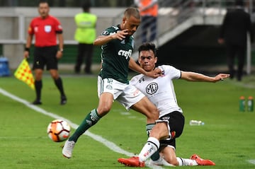 Gabriel Suazo (R) of Chile's Colo-Colo, vies for the ball with Mayke of Brazil's Palmeiras, during their 2018 Copa Libertadores football match held at Allianz Parque stadium, in Sao Paulo, Brazil, on October 3, 2018. (Photo by NELSON ALMEIDA / AFP)