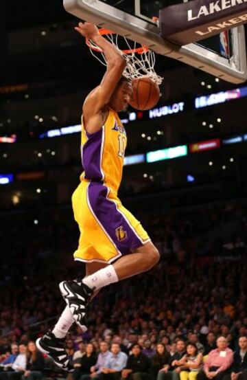 Wesley Johnson (Lakers), macahaca el aro de los Rockets.